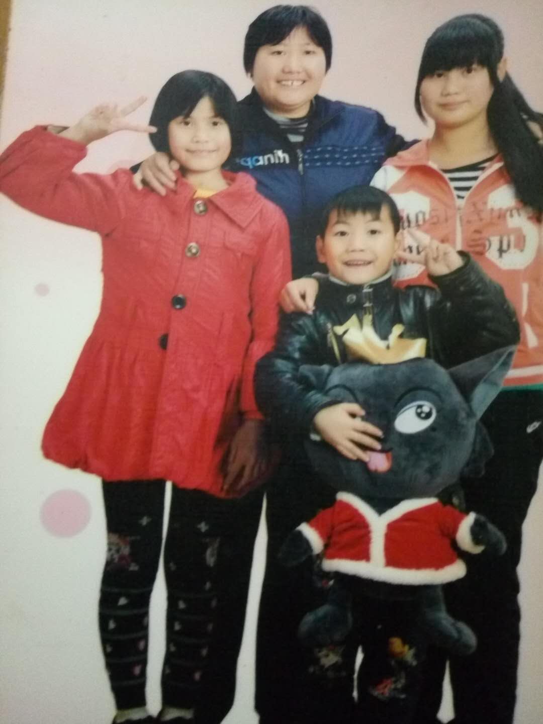 年轻女孩独自撑起家庭,女大学生坚强