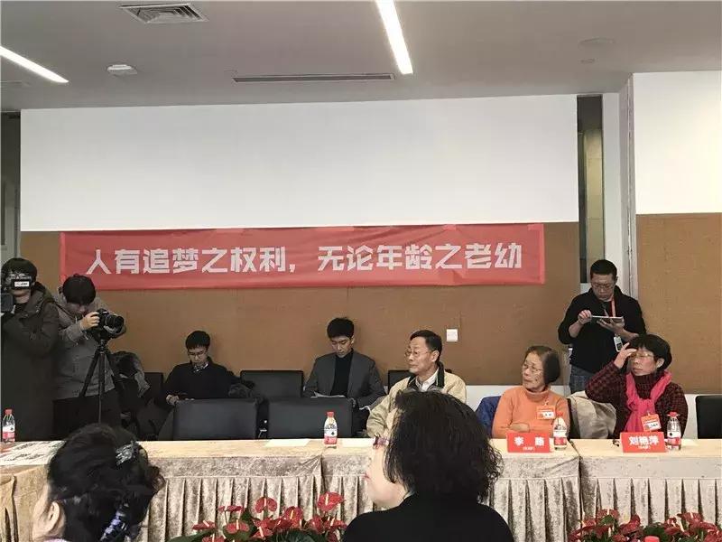 年薪40万招老人:83岁清华学霸PPT自我介绍,60岁大妈组团教网购