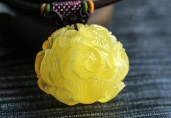 琥珀蜜蜡鉴别真假方法大揭秘,在家怎么鉴别琥珀蜜蜡真假的方法