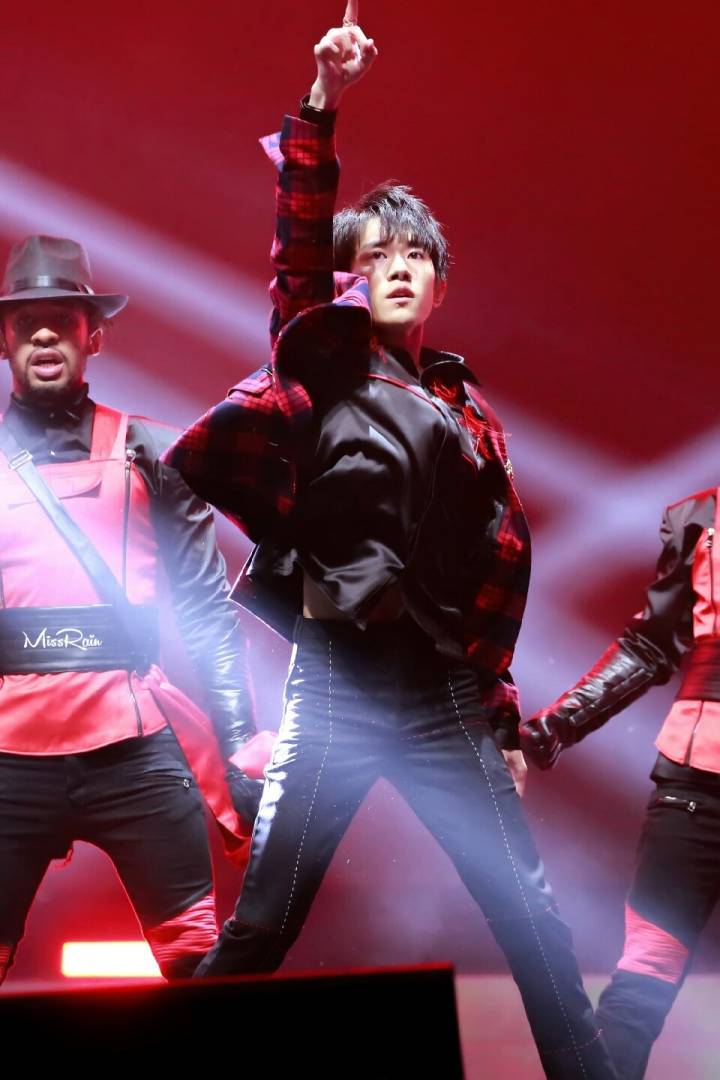 易烊千玺能超过迈克尔杰克逊么,易烊千玺会成为华语电影巨星吗