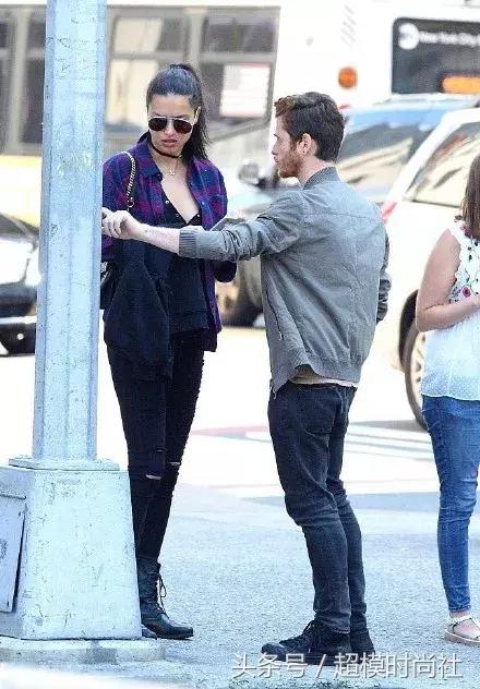 她差点成王妃，拒绝物化女性！现竟恋上一当街摸臀的男友