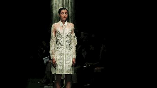 穿个发光裙怎么了，王凯这件夹克值4000多万呢