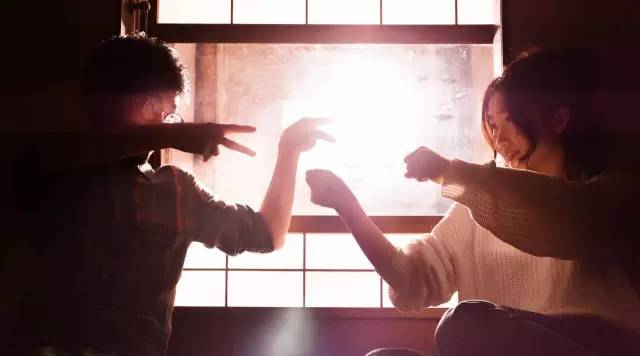 这对小夫妻竟然在家里造出了城堡、火星、九层妖塔