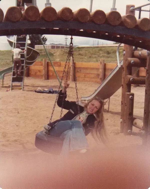 妈妈年轻的时候就是那么的勇敢,你还知道妈妈年轻时的样子吗