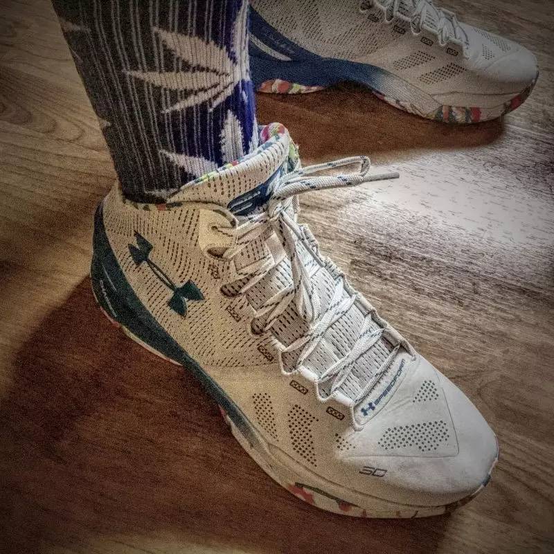 买过厂鞋，做过编辑，见证本土潮流变迁的他如今只留下这两色球鞋