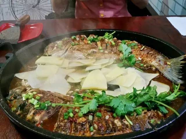 武汉一女学生拿着10块钱去买好吃的，竟然被。。。