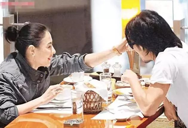 王菲谢霆锋同台集合,王菲谢霆锋甜蜜现场