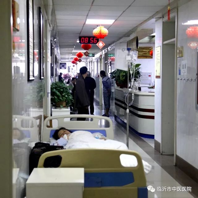 肛肠科病房走廊,病房爆满一床难求