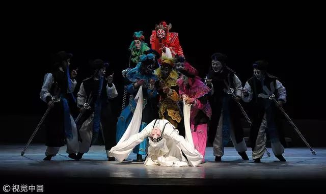 YT现场｜与三吨黏土共舞？艺术家如何让剧院变身作品的舞台