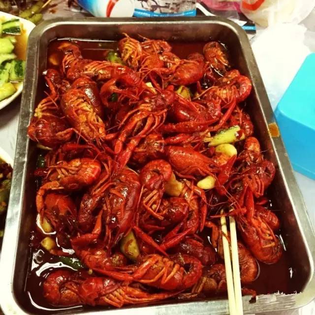 武汉一女学生拿着10块钱去买好吃的，竟然被。。。