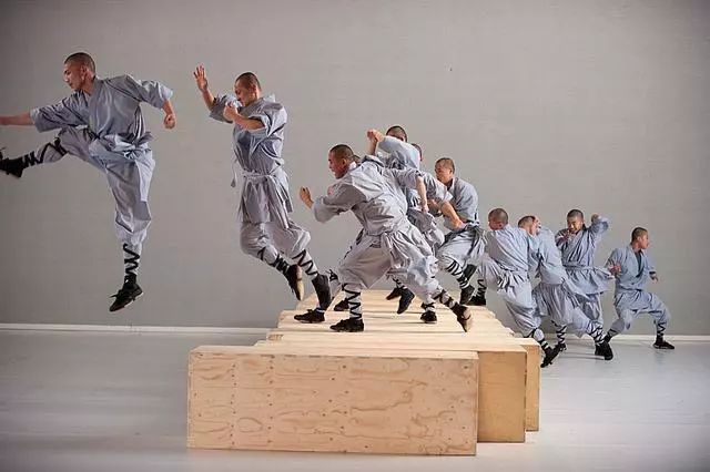 YT现场｜与三吨黏土共舞？艺术家如何让剧院变身作品的舞台