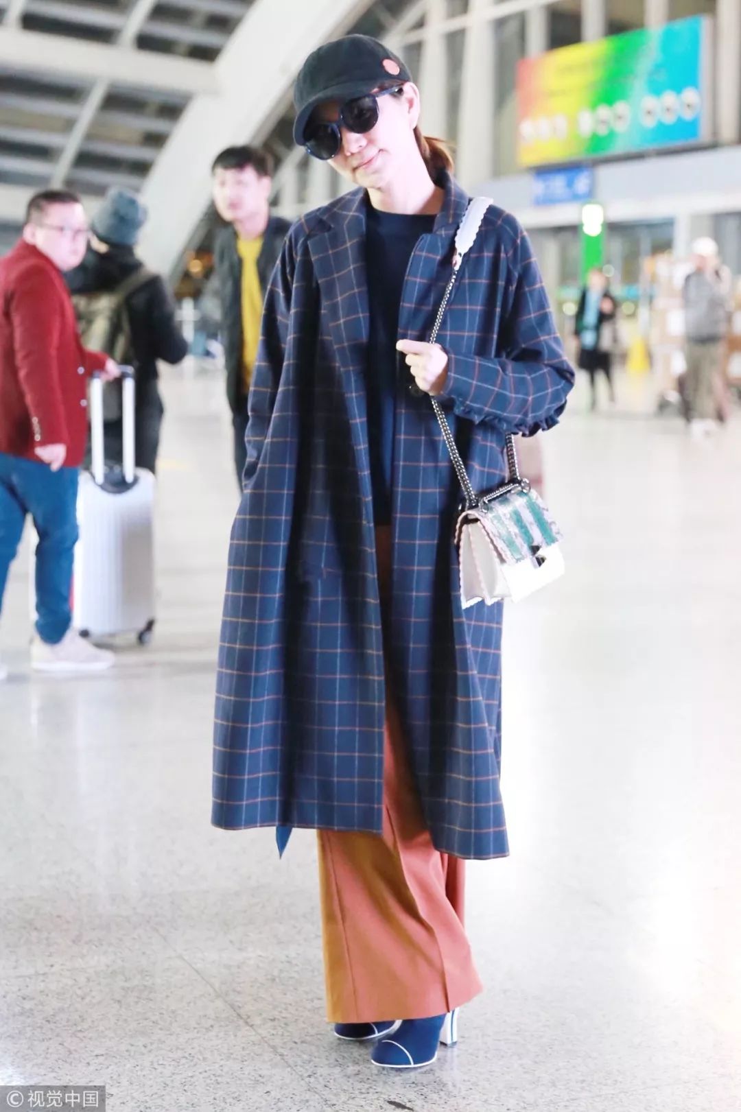 迪丽热巴宋茜西装look,热巴穿搭日常黑色棒球帽