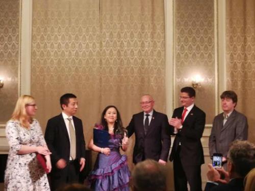 中国张瑜,歌唱家张瑜相片