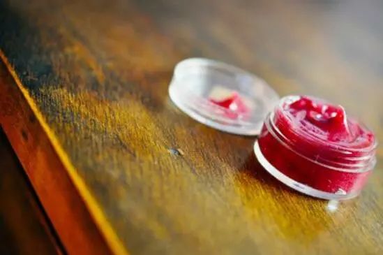 今儿你们都去买买买吧,在厨房打败Gucci、Channel美妆的事放着我来(附8个自制美妆方子)