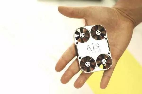 藏在手机壳里放口袋就能带走，这么小的黑科技无人机还是第一次见