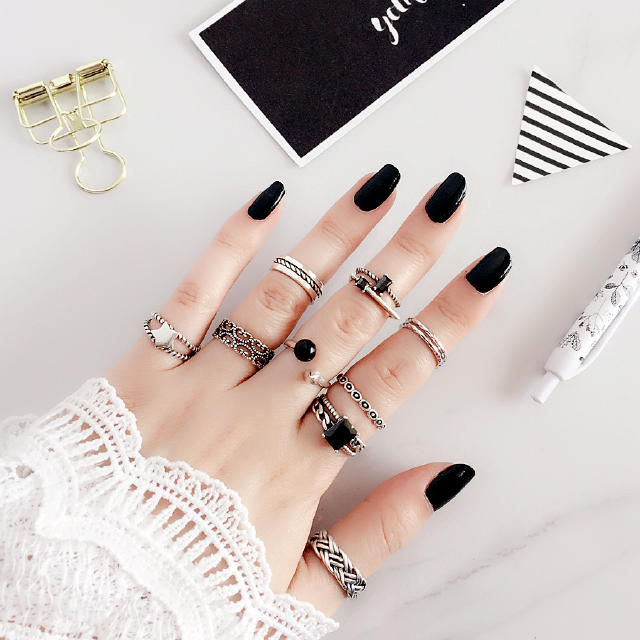 以前很想要一个戒指现在自己买了,去买一枚自己喜欢的戒指