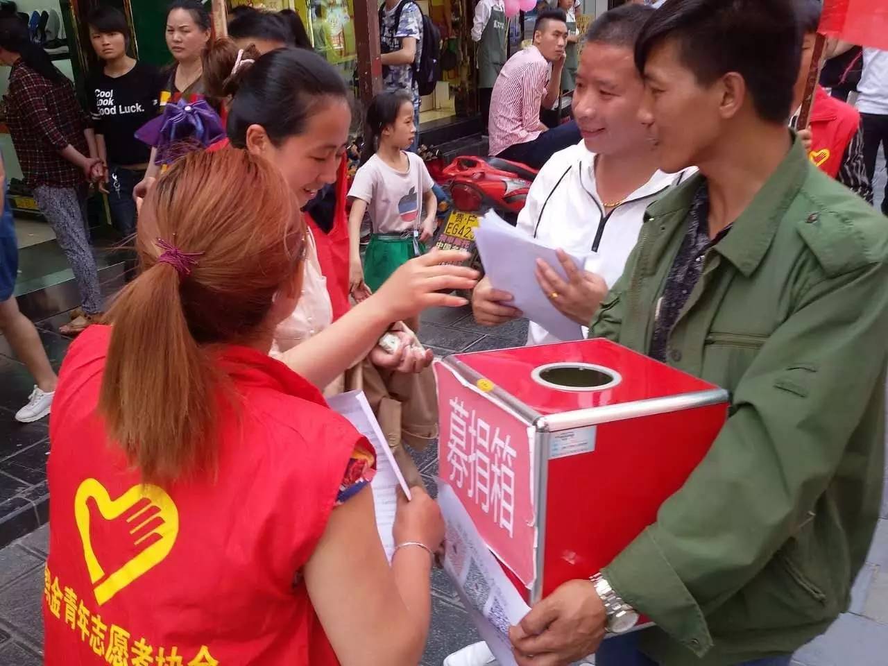 贵州有个10岁的“李嘉欣”，确诊重病后妈妈离家出走，但背篼爸爸不想放弃