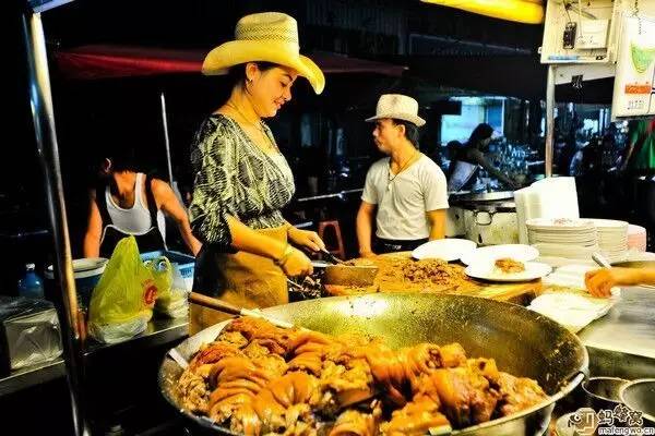 泰国普吉岛夜市小吃美食,泰国美食街边小吃跳跳虾