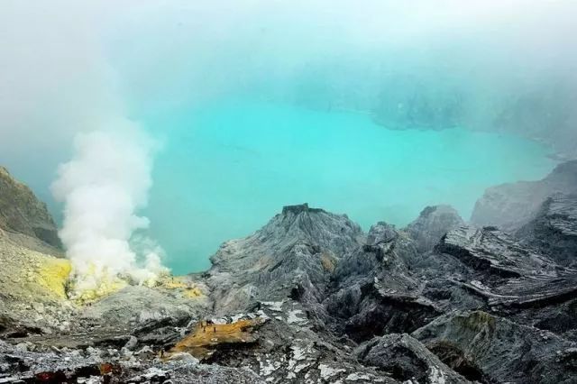 终极火山体验：在爪哇之巅，遇见蓝色地狱之火