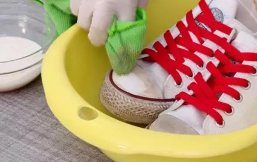 小白鞋脏了如何变白不需要小苏打,让小白鞋迅速变白的办法
