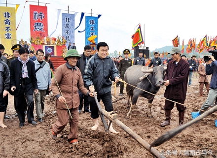 越南最重视的春节庙会，古代皇帝和现代国家元首都亲自下田干活