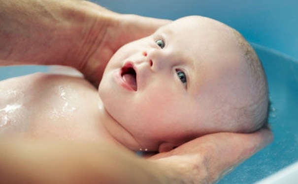 一岁多宝宝洗头哭闹怎么回事,4个小妙招帮你搞定宝宝洗头烦恼