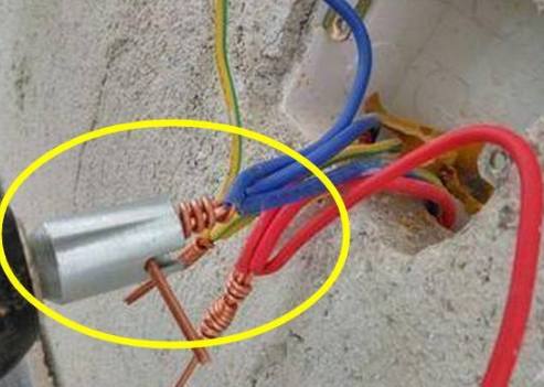 一旦工人这样接电线，记得给他塞多两包烟，住个50年都不成问题！