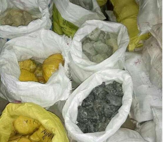 淘宝翡翠原石蒙包料是真的吗,带你揭秘翡翠原石蒙包料历史