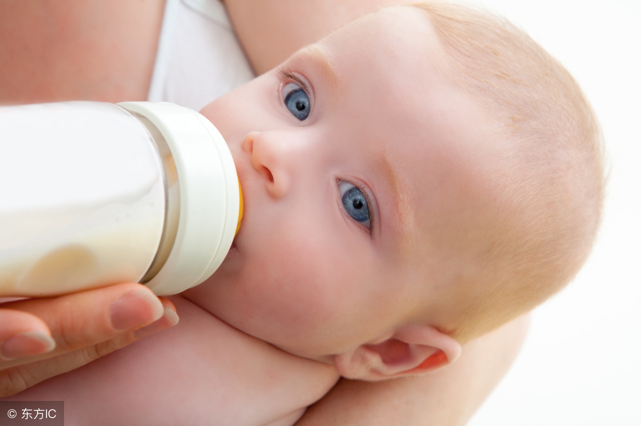 月嫂拍嗝宝宝吐奶,月嫂防吐奶