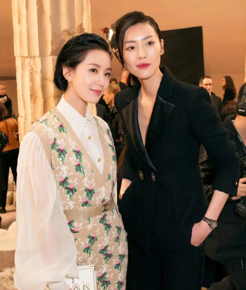 脸型偏肉感的女人穿衣风格,长脸型女生怎么穿衣服好看