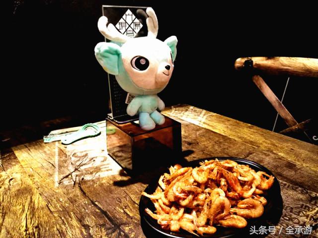 吃烧烤遇上路边歌唱,吃在承德