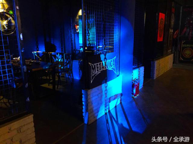 吃烧烤遇上路边歌唱,吃在承德