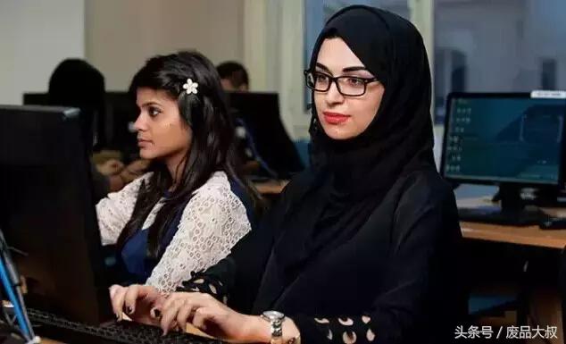 姑娘去迪拜捡垃圾结果,女子非要去迪拜捡垃圾