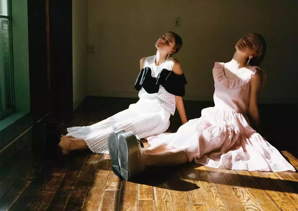 从裙子到套装,早春必备单鞋惊艳从头到脚