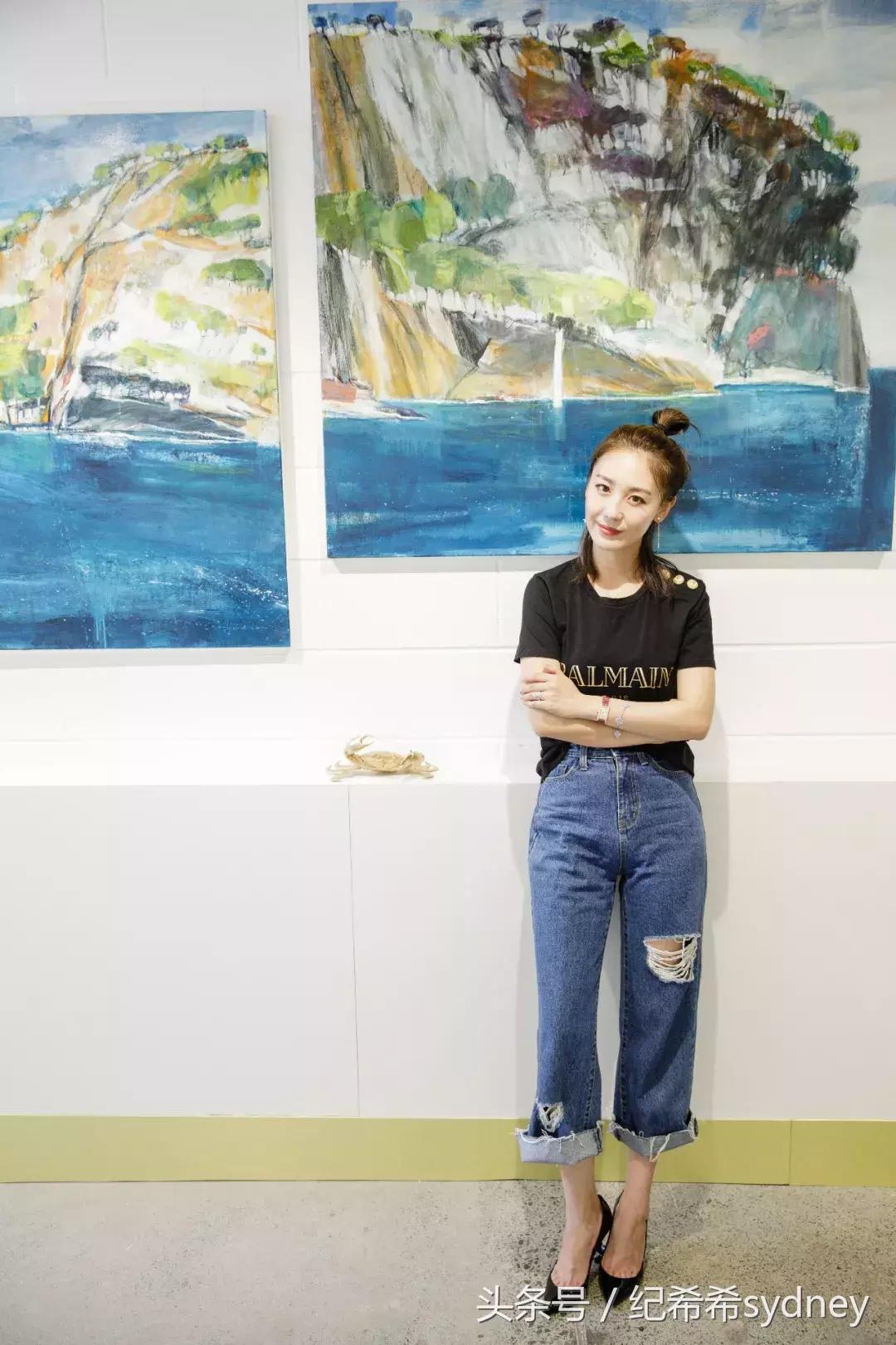 买了两双几乎一样的高跟鞋,想买一双大红的高跟鞋