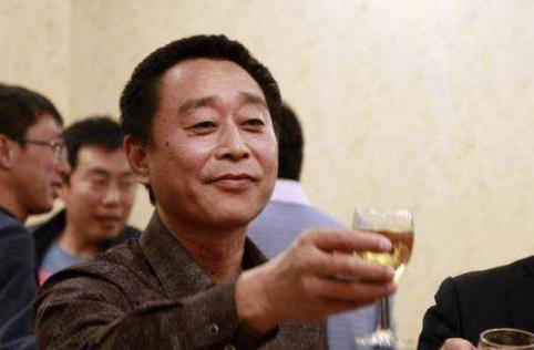 他曾收购没落豪门，救大连足球于水火，如今生意萧条玩不起足球