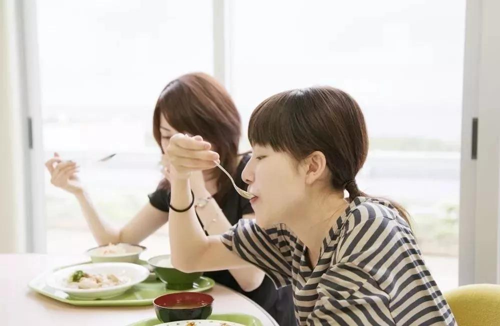 鱼刺卡了喉咙该吞饭还是喝醋,鱼刺卡喉别急着喝醋医生教你