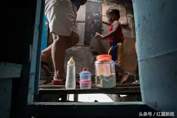 奶粉与母乳一样好?菲律宾贫困区妈妈们信了节食也要给娃买奶粉
