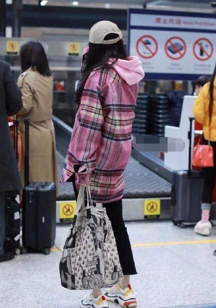 杨幂元宵节机场,杨幂出席活动腿细成竹竿