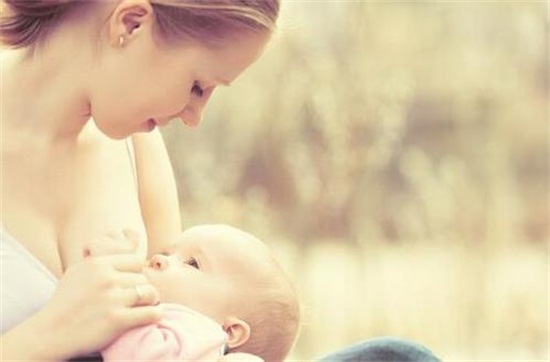 坐月子新手妈妈喂奶的正确姿势,产后如何正确给宝宝喂奶