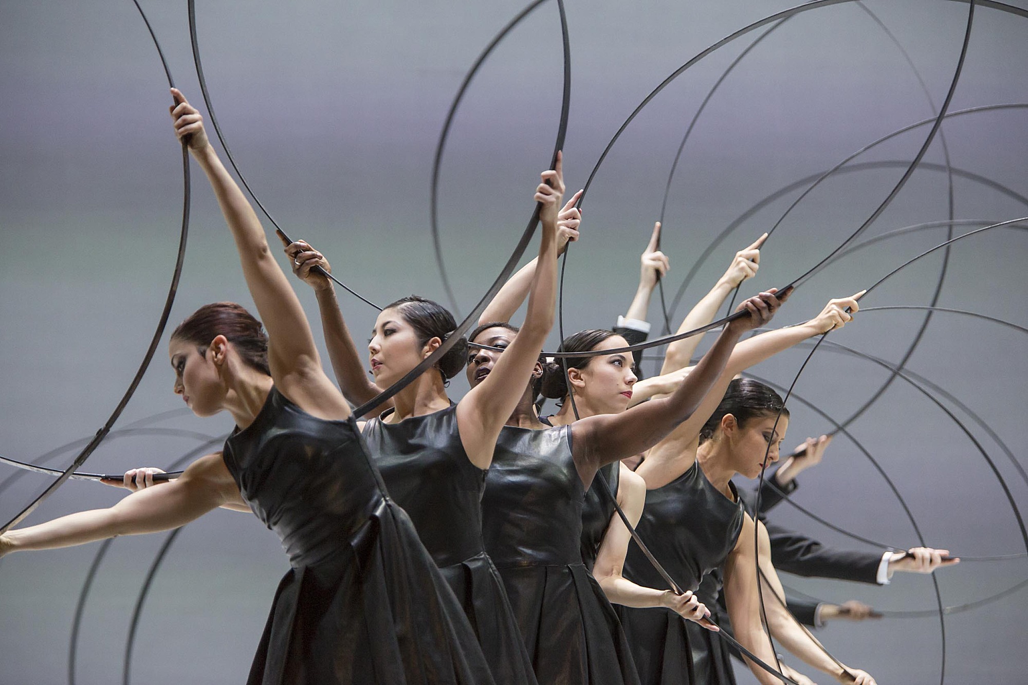 艺术家不仅与“硅胶假人”共舞，还与少林寺僧人合作《佛经》