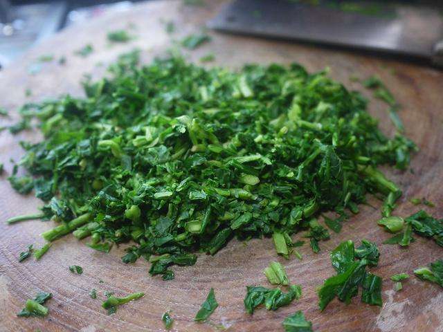 营养又美味的野菜城市几十元一斤,这种野菜比肉还贵味道特别好