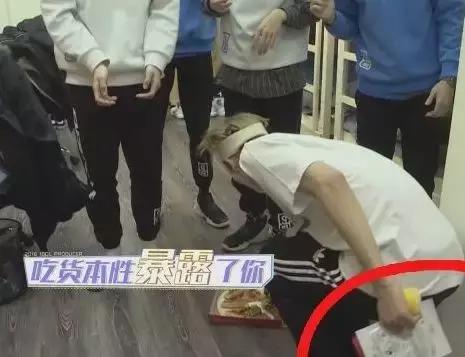 蔡徐坤张艺兴唇膏图片,朱正廷看蔡徐坤唇膏