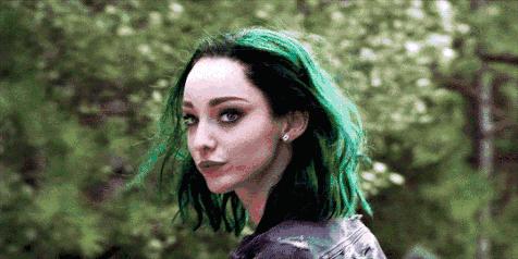 爆红网络靠一头绿发？让80万人沦陷的绝世美颜，竟是靠化妆台上的