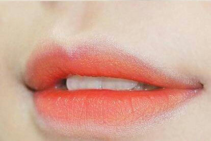 韩国妹子甜美唇妆简单化