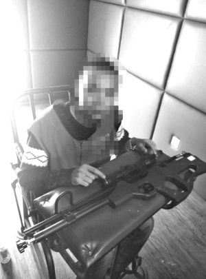 男子网购部件组装“仿真枪”被查