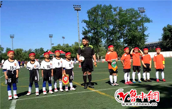 淄博足球娃娃闯京城小组第二打入16强