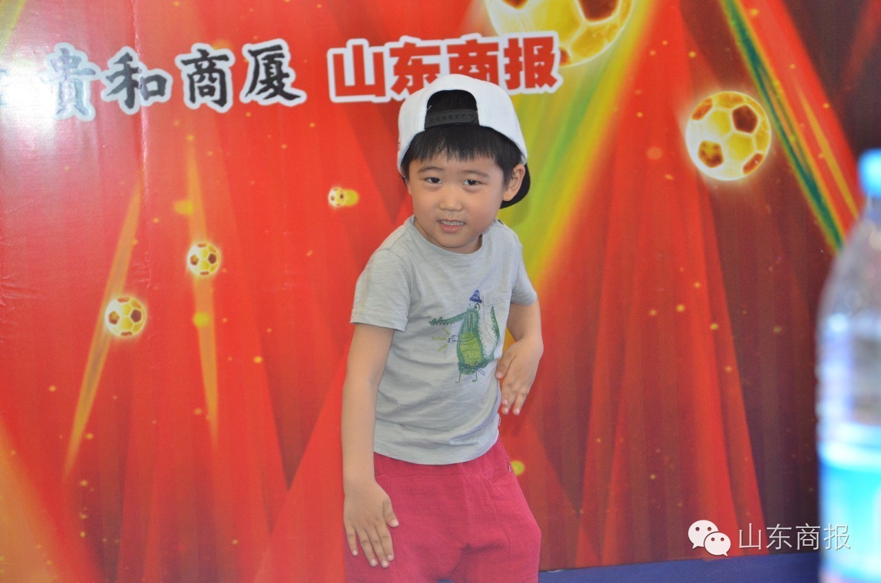 百余萌宝嗨翻天！足球萌宝们演出太卖力了，赶紧看看！