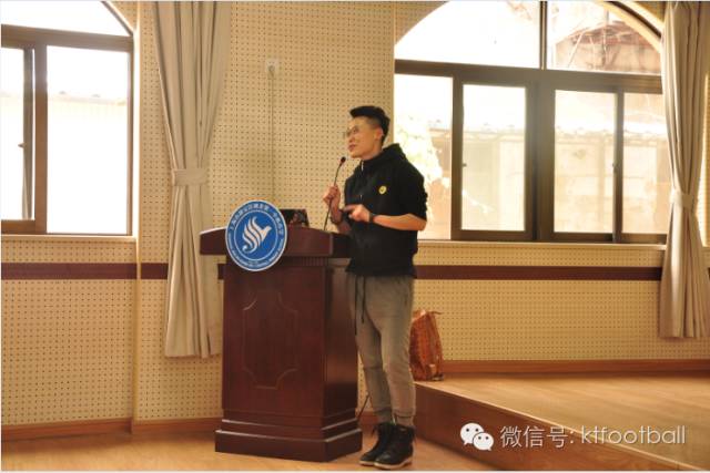 足球比赛小学生入场,少年足球开赛