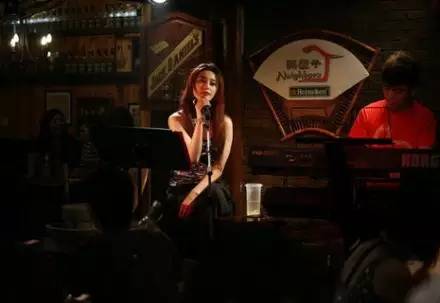 东莞欧冠决赛看球,欧冠决赛看台举杯